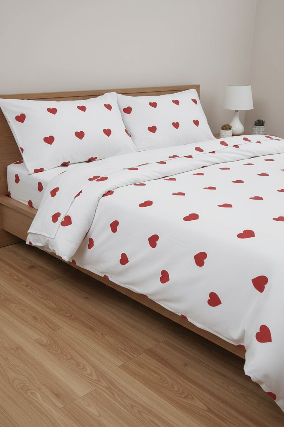 PAMUKLU KALP DESEN ÇİFT KİŞİLİK NEVRESİM TAKIMI (ÇARŞAFI LASTİKLİ) BEYAZ KIRMIZI