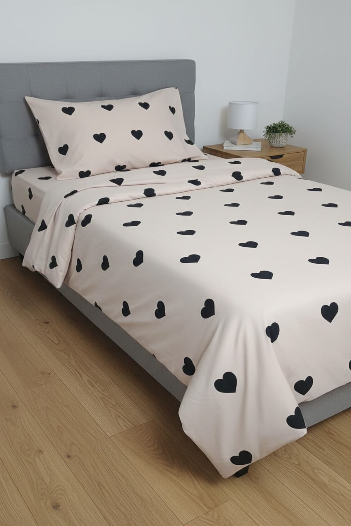 PAMUKLU KALP DESEN TEK KİŞİLİK NEVRESİM TAKIMI (ÇARŞAFI LASTİKLİ) BEJ