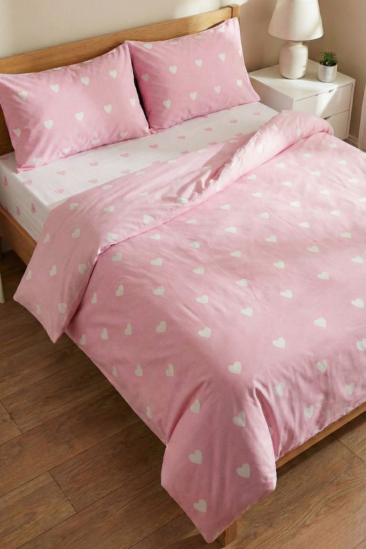 PAMUKLU KALP DESEN ÇİFT KİŞİLİK NEVRESİM TAKIMI (ÇARŞAFI LASTİKLİ) PEMBE