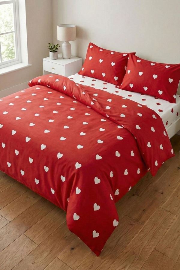 PAMUKLU KALP DESEN ÇİFT KİŞİLİK NEVRESİM TAKIMI (ÇARŞAFI LASTİKLİ) KIRMIZI