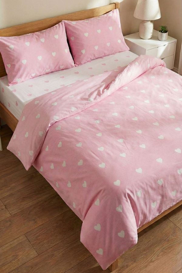 PAMUKLU KALP DESEN ÇİFT KİŞİLİK NEVRESİM TAKIMI (ÇARŞAFI LASTİKLİ) PEMBE