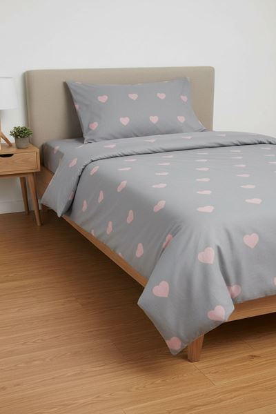 PAMUKLU KALP DESEN TEK KİŞİLİK NEVRESİM TAKIMI (ÇARŞAFI LASTİKLİ) GRİ